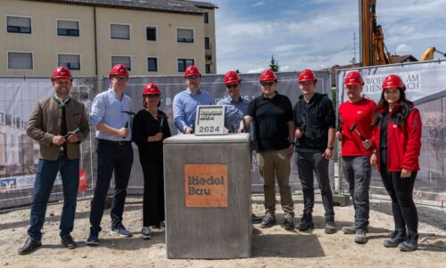 Gruppenfoto der Grundsteinlegung