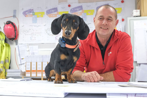 Baustellencontainer, Polier mit Hund