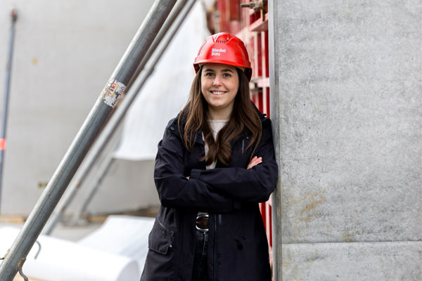 Werkstudentin an der Baustelle